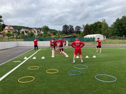 Trainingsauftakt auf dem neuen Kunstrasen